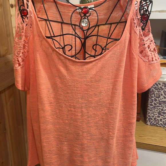 🦀🦀🦀BOGOHO 🦀🦀🦀Cato Cold Shoulder Coral Color Top - Picture 2 of 8